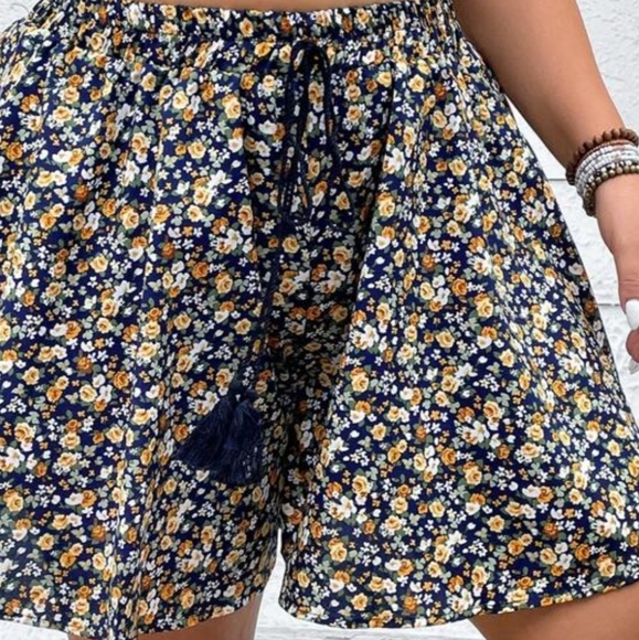 Floral Flowy shorts with Elastic Waist size 2X - Picture 2 of 2